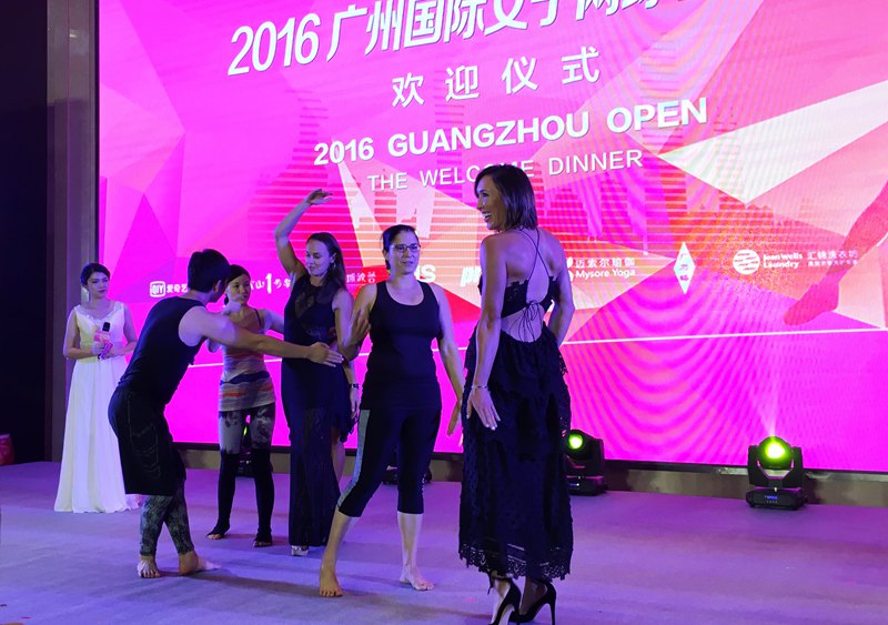 廣網(wǎng)酒會(huì)有美女明星有精彩節(jié)目 還有幾個(gè)恰好時(shí)佳麗……