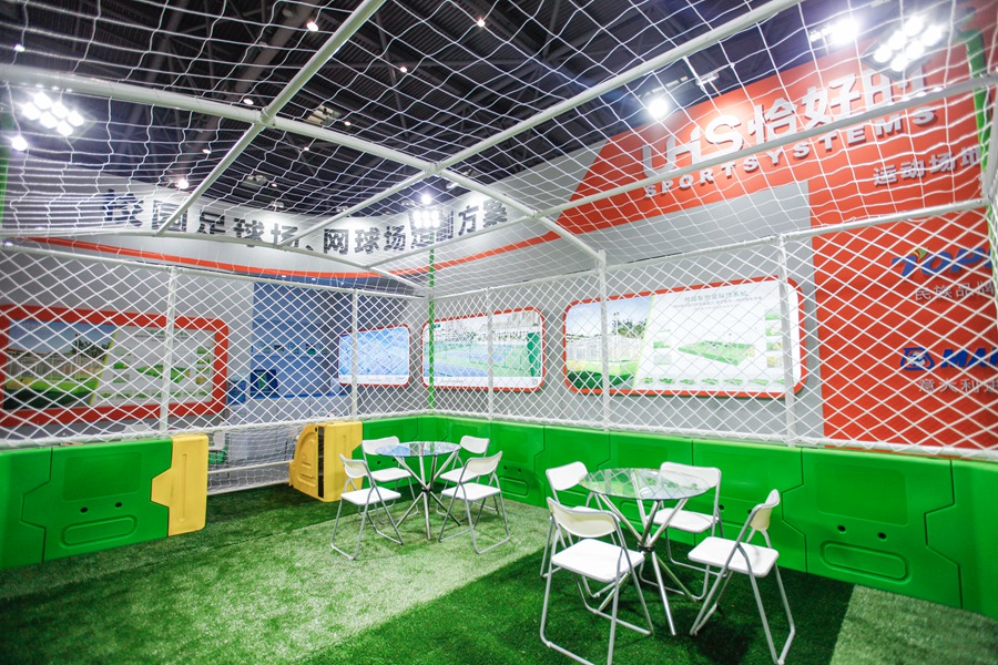 火辣辣的重慶教育裝備展 嘩啦啦的恰好時校園智能足球場！